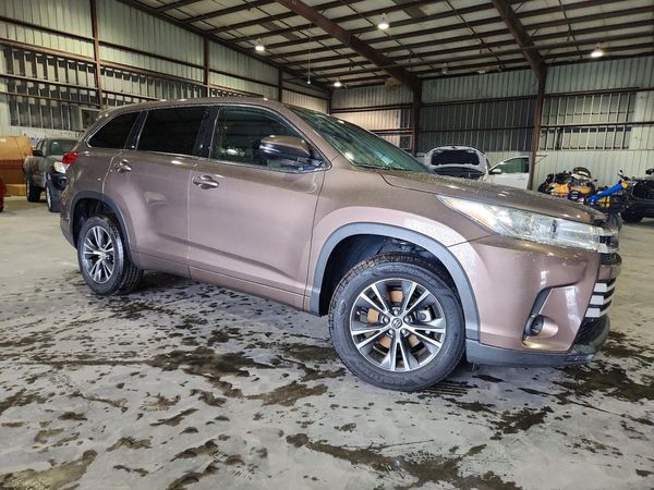 2018 TOYOTA HIGHLANDER LE