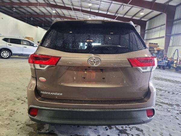 2018 TOYOTA HIGHLANDER LE
