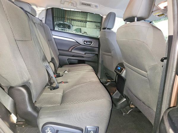 2018 TOYOTA HIGHLANDER LE