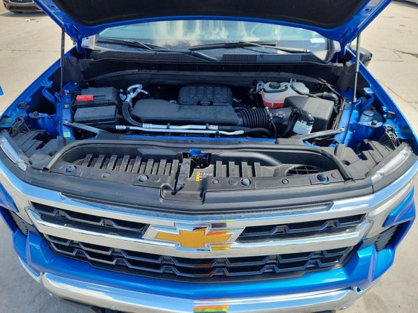 2025 CHEVROLET SILVERADO LT — Engine bay