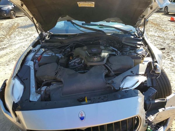 2014 MASERATI QUATTROPOR Essence — Engine bay