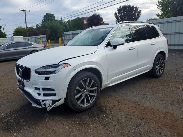 2017 VOLVO XC90 Momentum