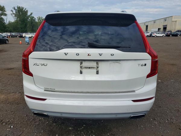 2017 VOLVO XC90 Momentum