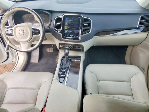 2017 VOLVO XC90 Momentum