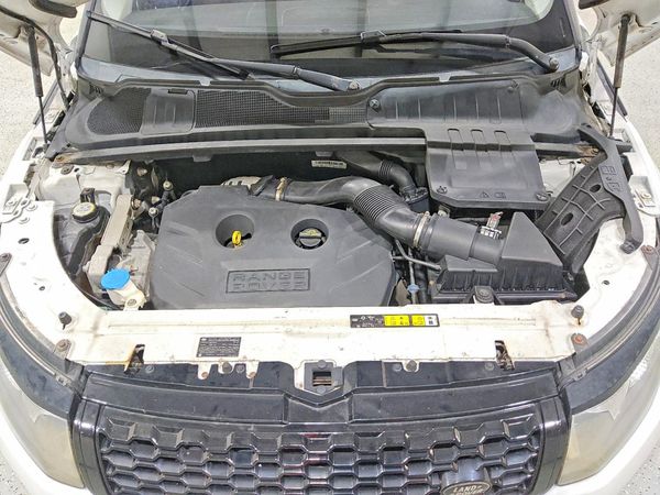 2014 LAND ROVER RANGEROVER Pure Plus — Engine bay