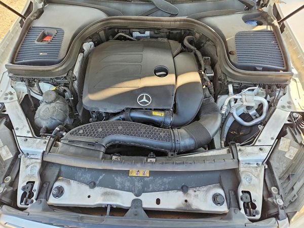 2020 MERCEDES-BENZ GLC GLC300 — Engine bay