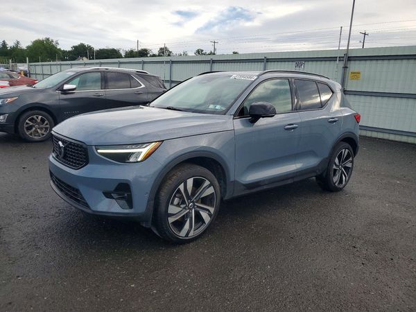 2023 VOLVO XC40