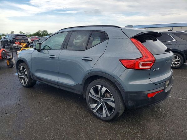2023 VOLVO XC40