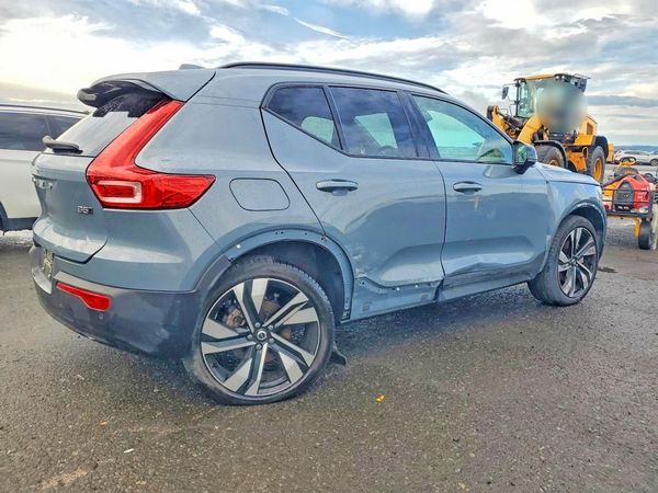 2023 VOLVO XC40