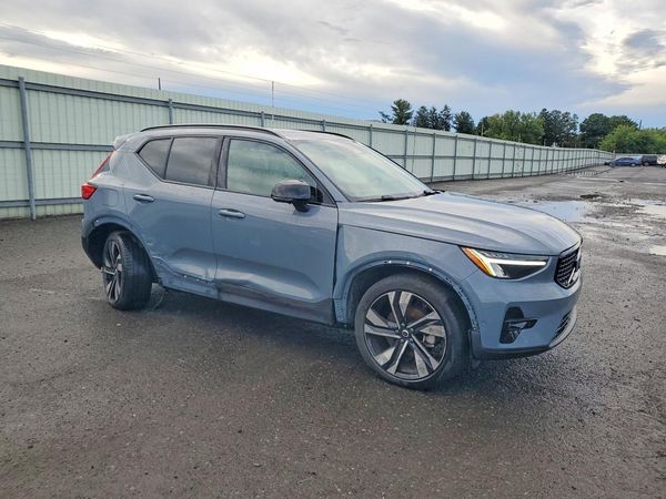 2023 VOLVO XC40
