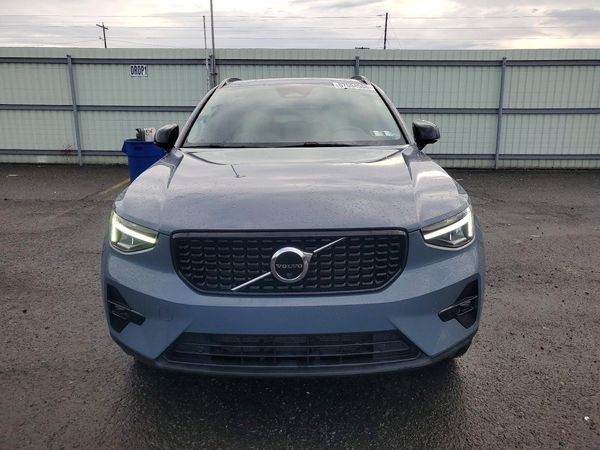 2023 VOLVO XC40