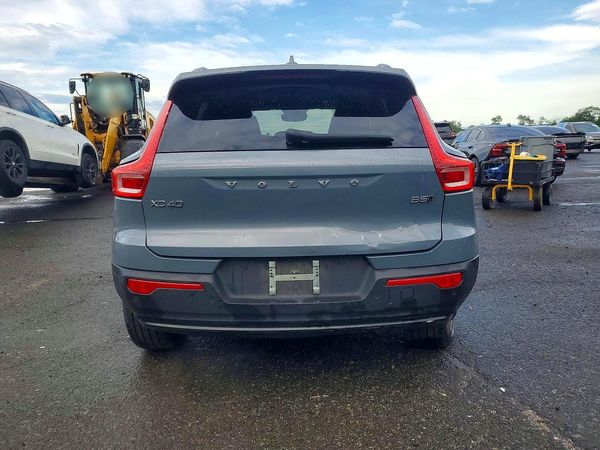 2023 VOLVO XC40