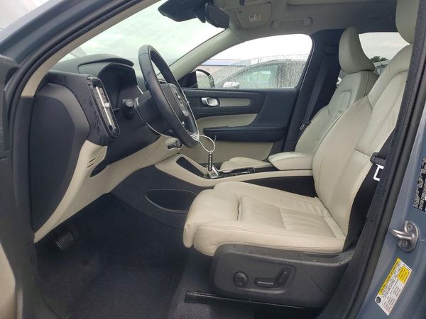 2023 VOLVO XC40