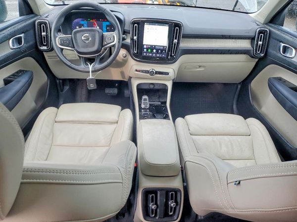 2023 VOLVO XC40