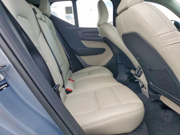 2023 VOLVO XC40