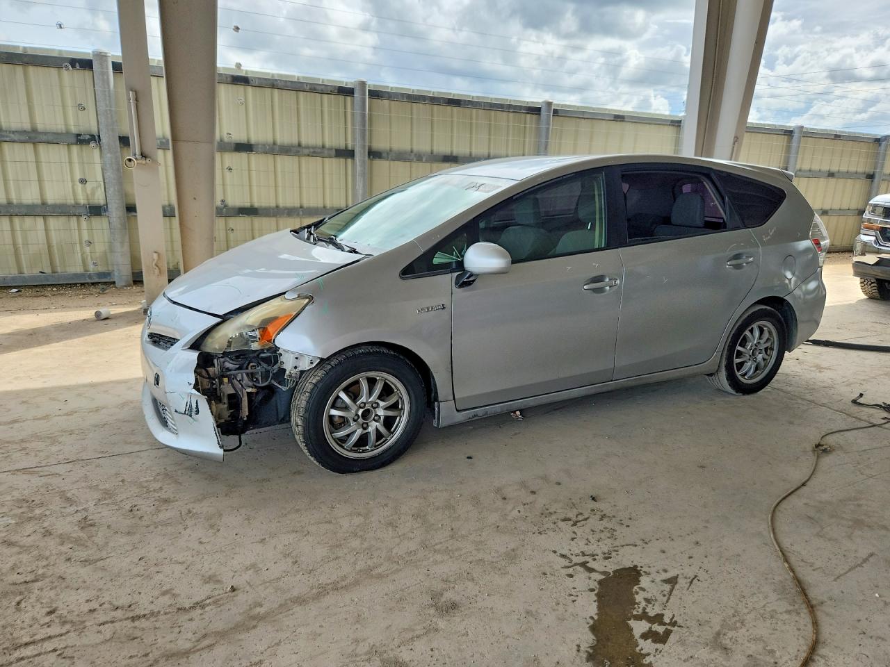 2013 TOYOTA PRIUS V TW — Front 3/4