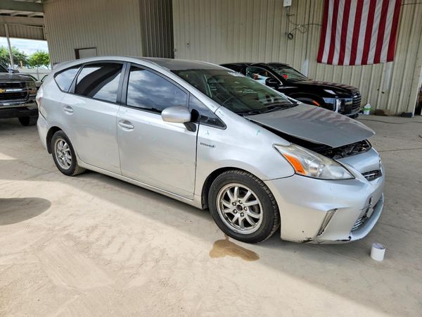 2013 TOYOTA PRIUS V TW — Passenger 3/4