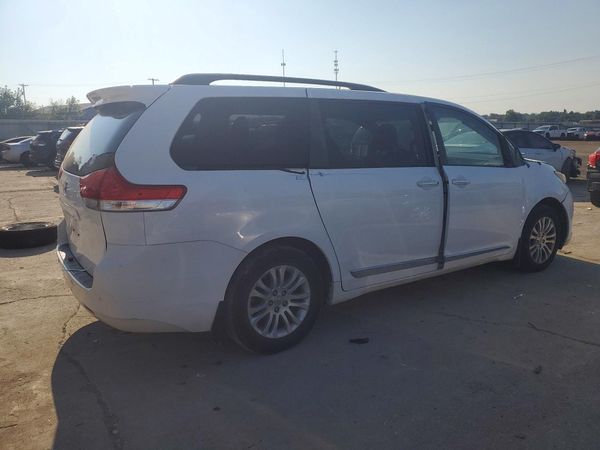 2014 TOYOTA SIENNA