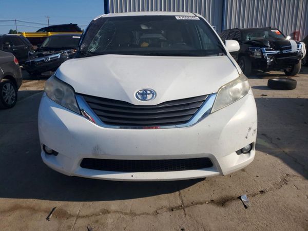 2014 TOYOTA SIENNA