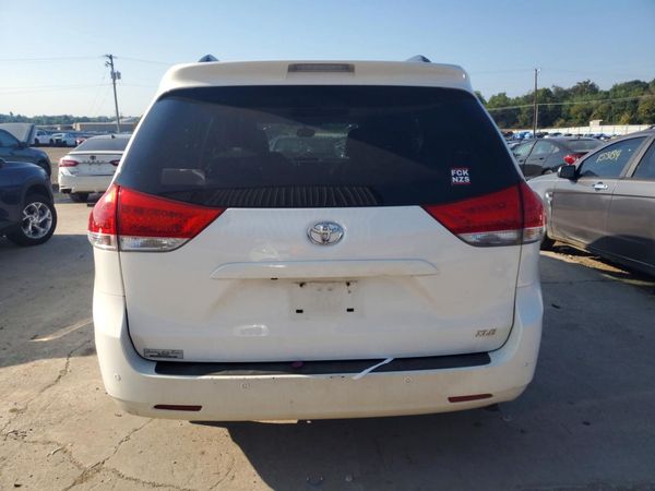 2014 TOYOTA SIENNA