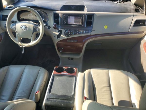 2014 TOYOTA SIENNA