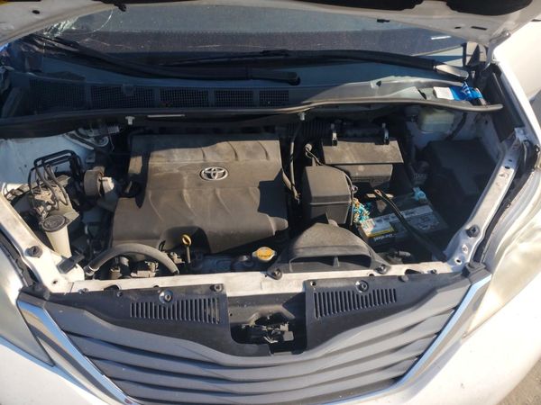 2014 TOYOTA SIENNA