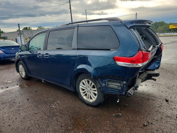 2012 TOYOTA SIENNA