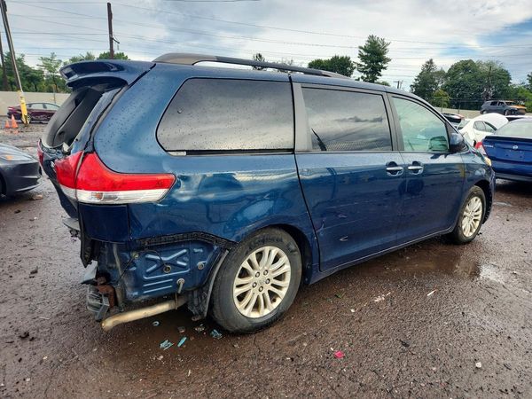 2012 TOYOTA SIENNA