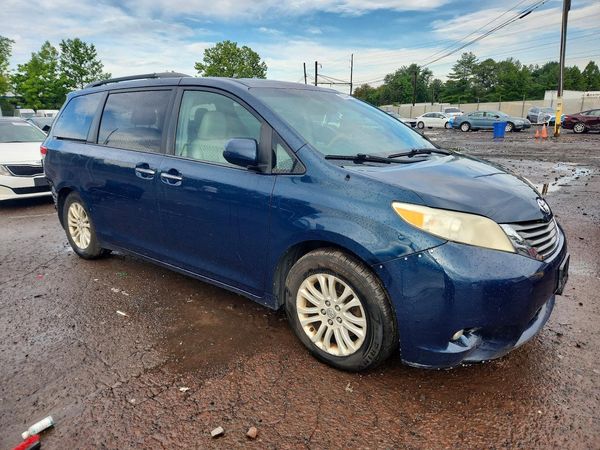 2012 TOYOTA SIENNA