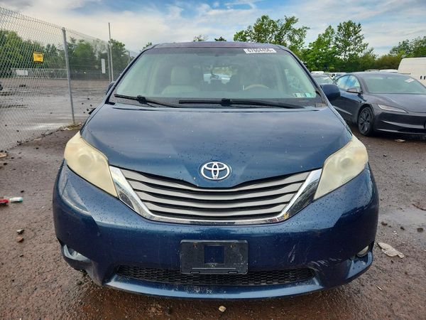 2012 TOYOTA SIENNA