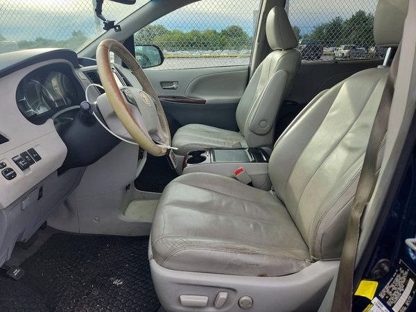 2012 TOYOTA SIENNA