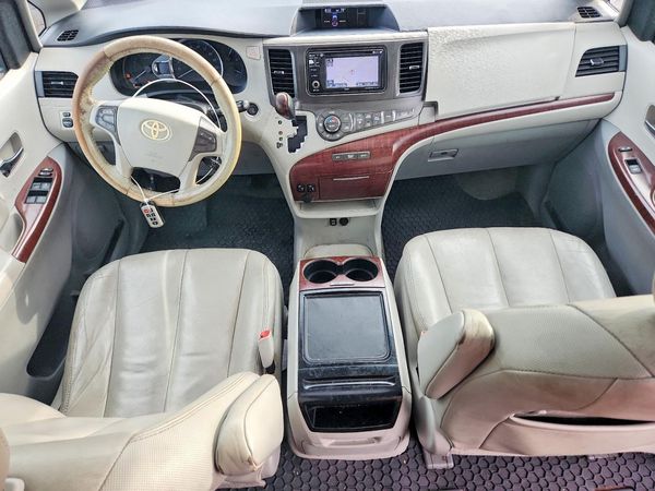 2012 TOYOTA SIENNA
