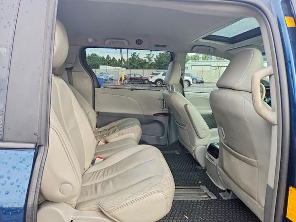 2012 TOYOTA SIENNA