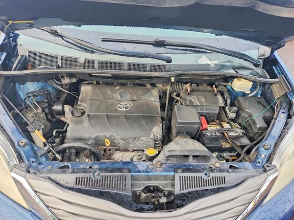 2012 TOYOTA SIENNA
