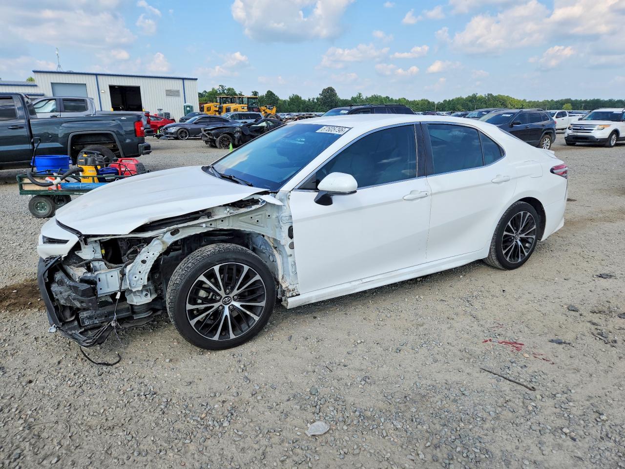 2018 TOYOTA CAMRY L/LE/SE/XLE — Front 3/4