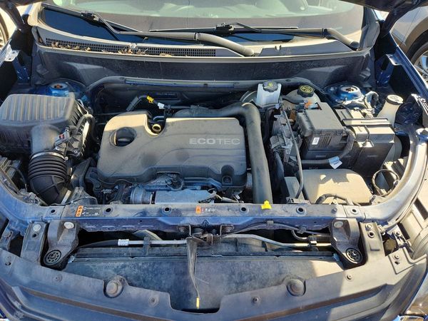 2021 CHEVROLET EQUINOX LT (1LT) — Engine bay