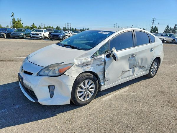 2013 TOYOTA PRIUS — Front 3/4
