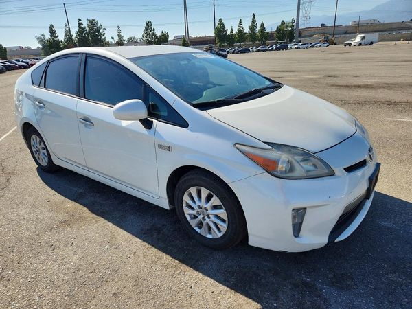 2013 TOYOTA PRIUS — Passenger 3/4