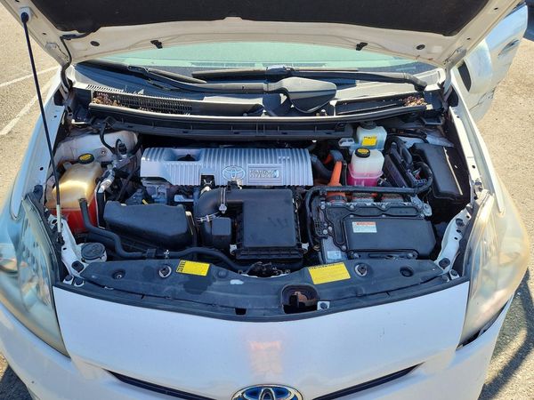 2013 TOYOTA PRIUS — Engine bay