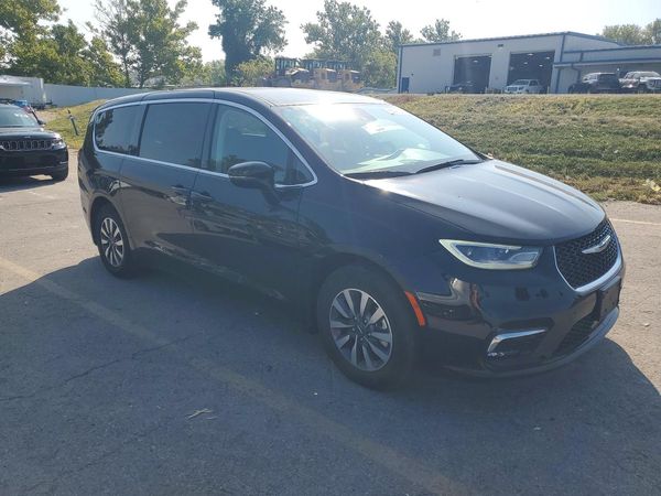 2024 CHRYSLER PACIFICA Select