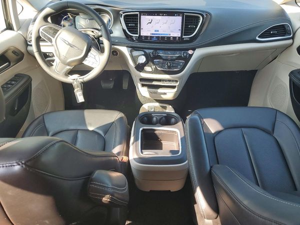 2024 CHRYSLER PACIFICA Select