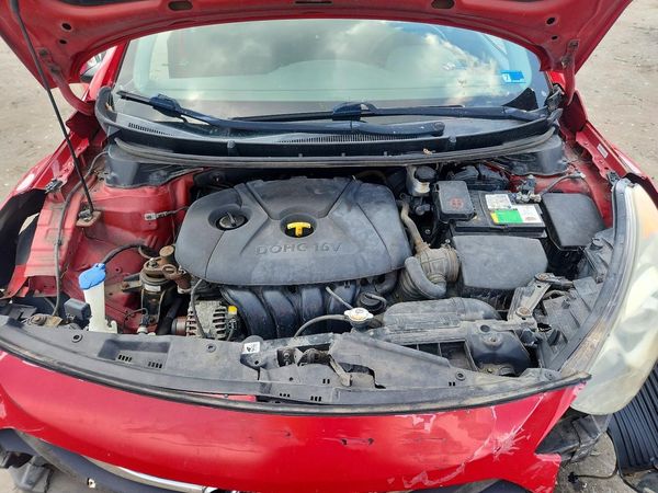 2013 HYUNDAI ELANTRA — Engine bay