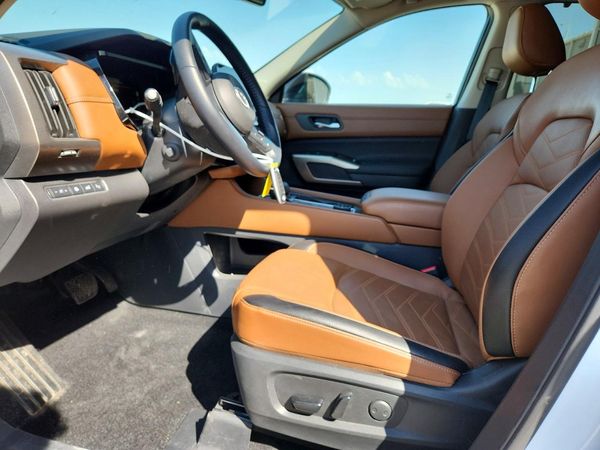 2025 NISSAN PATHFINDER Platinum — DENT