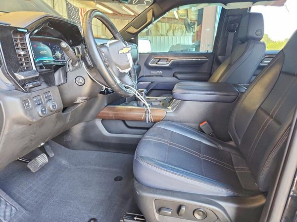 2023 CHEVROLET SILVERADO High Country — DENT
