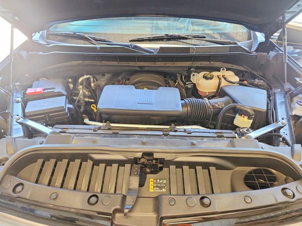 2023 CHEVROLET SILVERADO High Country — Engine bay