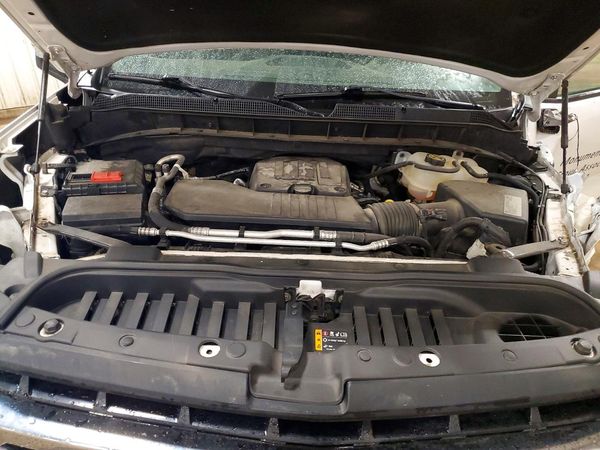 2019 CHEVROLET SILVERADO LT — Engine bay