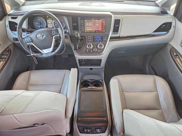 2018 TOYOTA SIENNA
