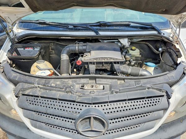 2014 MERCEDES-BENZ SPRINTER High — Engine bay
