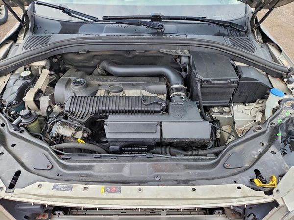 2015 VOLVO XC60 Premier+ (non R design) — Engine bay