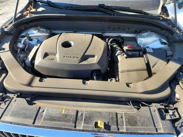 2018 VOLVO XC60 Inscription — Engine bay